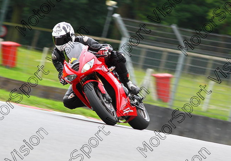 ai576.photobucket.com_albums_ss203_ROBISTHESTIG_TRACKDAY_20PIX_4.png